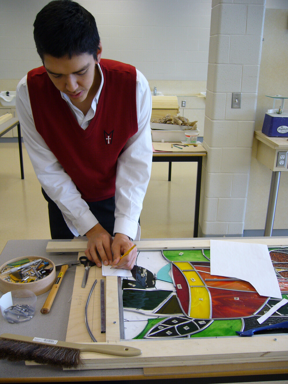 person scoring the glass patterns